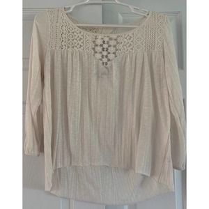 American Eagle off-white top with gorgeous lacy neckline detail s/p